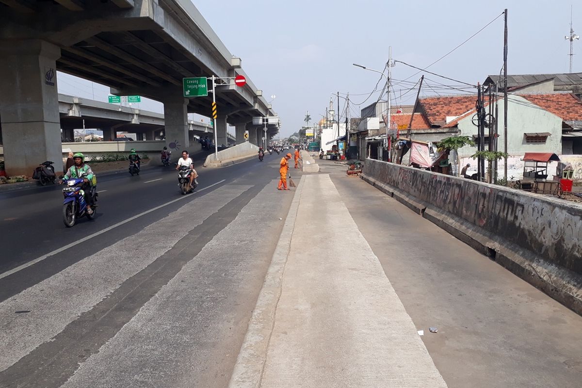 Trotoar di Jalan Raya Kalimalang, Duren Sawit, Jakarta Timur, nampak berada di tengah jalan, Minggu (15/9/2019).