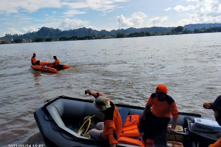 Pencarian korban tenggelam di sungai Kayan Bulungan Kaltara. Selpi Apriadi (17) terjebak pusaran air saat menyeberang menggunakan ketinting menuju kebun