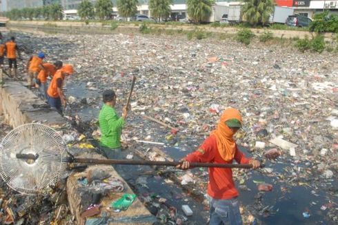 Petugas Libur Lebaran, Sampah Menumpuk di Saluran Air di Jakbar