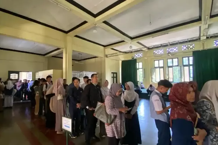Cerita Dua Siswi Bandung Lolos Sekolah Maung karena Tambahan Kuota: Jalur Hoki Banget