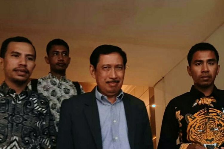Rektor Universitas Ibnu Chaldun, Musni Umar (tengah) saat akan menjalani pemeriksaan sebagai pelapor dugaan kasus pencemaran nama baik di Polda Metro Jaya, Selasa (31/5/2022).