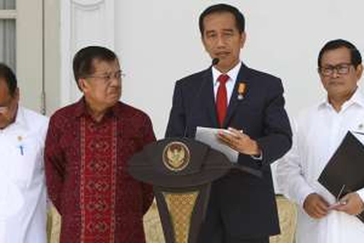 Presiden Joko Widodo didampingi Wapres Jusuf Kalla, Mensesneg Pratikno, dan Menseskab Pramono Anung mengumumkan perombakan kabinet atau reshuffle jilid 2, di teras belakang Istana Merdeka, Jakarta, Rabu (27/7/2016). Presiden mengumumkan 12 nama menteri dan Kepala BKPM.