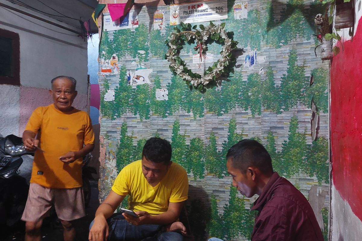 Warga RW 04 Kelurahan Petamburan, Kecamatan Tanah Abang, yang sedang duduk santai sambil mendengarkan hasil suara di TPS dan menyimak quick count, Rabu (14/2/2024).