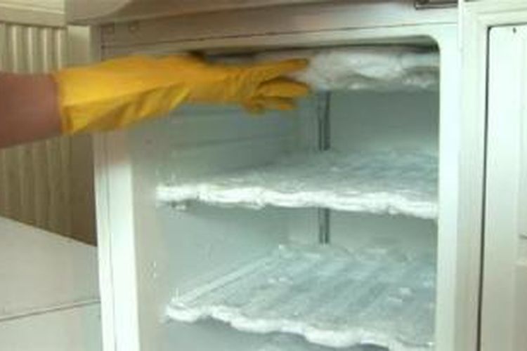 Merawat freezer sangat mudah bila hal-hal penting kita perhatikan. Salah satunya dengan membersihkan bagian dalam secara teratur.