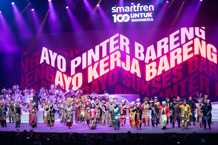 PT Smartfren Telecom Tbk menyelenggarakan pergelaran seni dan budaya bertajuk ?Malam 100 Cinta? di Jakarta International Expo (Jiexpo), Kemayoran, Jakarta, Sabtu (9/12/2023).