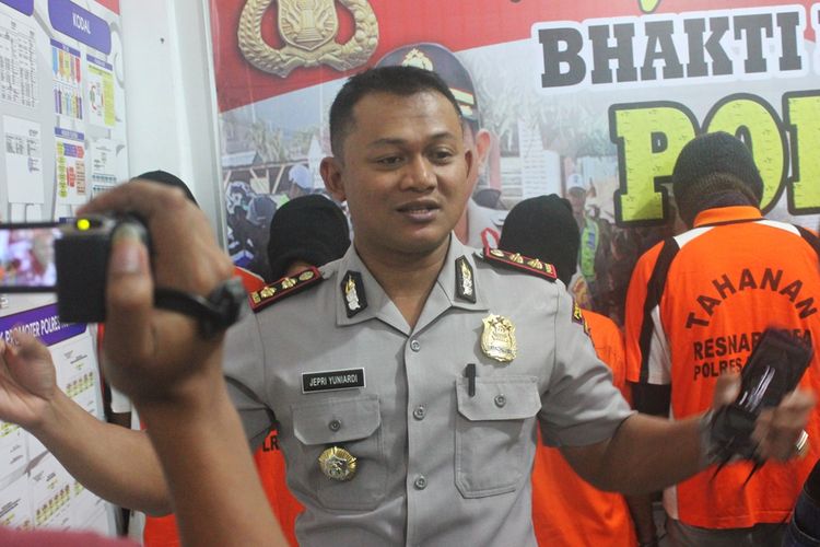 Kapolres Nunukan AKBP Jepri Yuniardi saat melakukan konferensi pers soal sabu, Agustus lalu. Anggota Satreskoba Nunukan melakukan penembakan terhadap terduga pengedar sabu di Nunukan. Penembakan dilakukan karena terduga pengedar sabu melakukan perlawanan dengan menggunakan pedang.