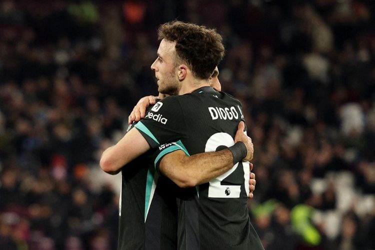 Striker Liverpool asal Portugal Diogo Jota merayakan gol bersama Mohamed Salah pada laga Liga Inggris antara West Ham United dan Liverpool di Stadion London, di London pada tanggal 29 Desember 2024.