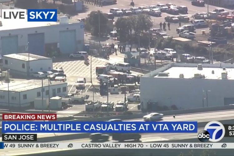 Foto pantauan udara yang disediakan KGO-TV ABC7 memperlihatkan lokasi penembakan California di Valley Transportation Authority (VTA) pada Rabu (26/5/2021), didatangi para sheriff yang sedang menyelidiki kasus dengan 9 korban tewas ini.