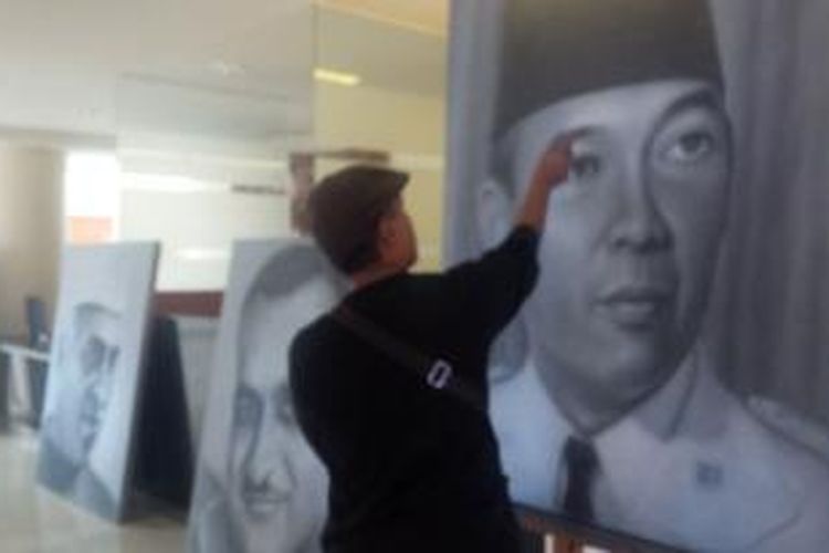 Ilustrasi: Seorang pelukis menggambar wajah Soekarno menjelang peringatan Konferensi Asia Afrika ke-60.