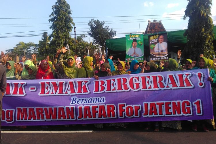 Ratusan ibu-ibu di Magelang mendukung Marwan Jafar menjadi Gubernur Jawa Tengah periode 2018-2023, Selasa (23/5/2017) sore.