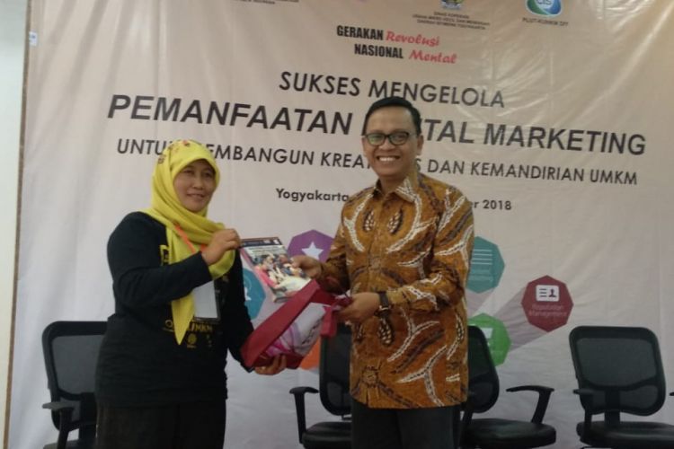 Anggota Gugus Tugas Nasional Gerakan Nasional Revolusi Mental (GNRM) Kemenko PMK, Rumadi, dalam acara pelatihan digital marketing untuk UMKM di Yogyakarta.