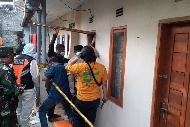 Tim Inafis Satreskrim Polresta Tasikmalaya melakukan olah TKP penemuan dua jenazah di kamar kos yang berada di Cisayong, Kabupaten Tasikmalaya, Jawa Barat, Minggu (24/10/2021).