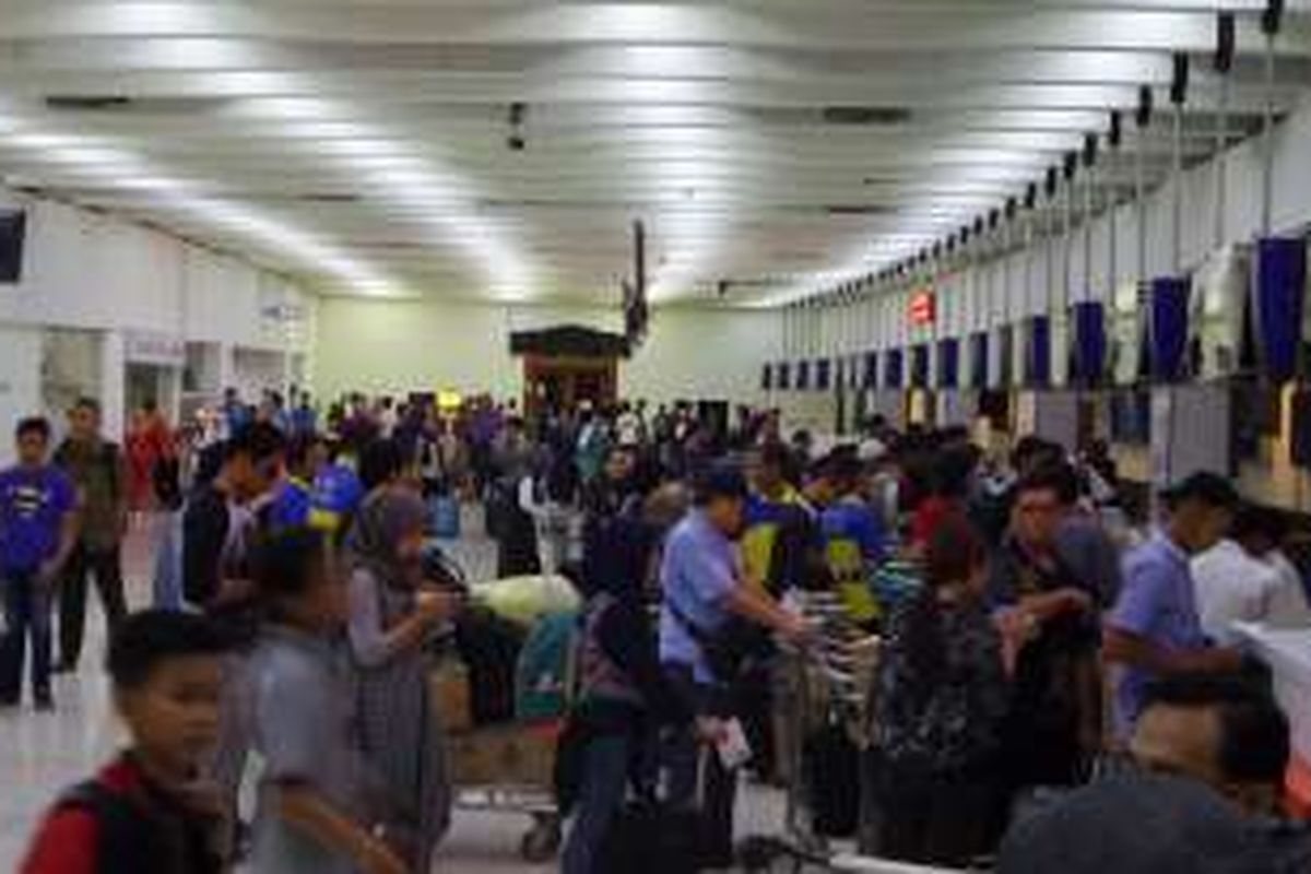 Antrean penumpang di depan counter check in Terminal 1 Bandara Soekarno-Hatta, Minggu (26/6/2016). Menjelang mudik Lebaran tahun 2016, penumpang mulai memenuhi penerbangan domestik Bandara Soekarno-Hatta. 