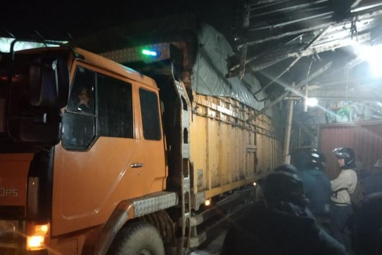 Kecelakaan beruntun di Agam menyebabkan rumah dan warung warga diseruduk truk, Selasa (25/5/2021) malam