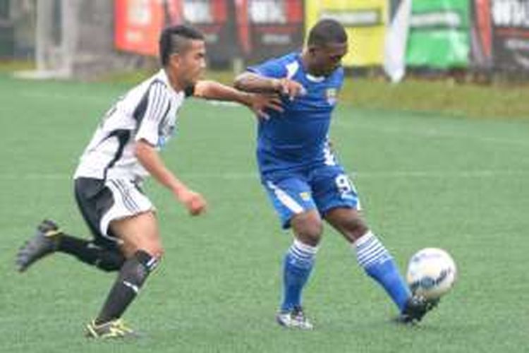 Pemain Persib Bandung David Laly saat berebut bola dengan pemain Football Plus FC dalam laga uji coba di Lapangan Football Plus, Parongpong, Kabupaten Bandung Barat, Rabu (3/2/2016). Dalam pertandingan itu, Persib Bandung menang telak 9-0.