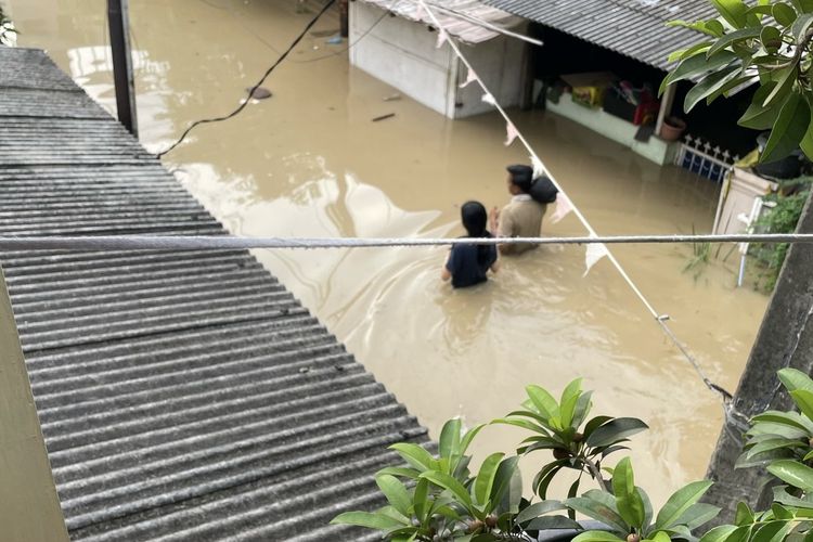 Terjebak Banjir sejak Selasa Pagi, Warga Perumahan Bekasi Jaya Indah Butuh Pertolongan Mendesak