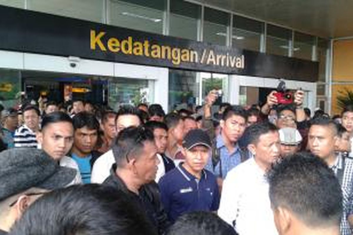 Penumpang maskapai Lion Air dari Terminal 1 marah karena tidak mendapatkan kejelasan soal refund saat tiba di Terminal 3, Bandara Soekarno-Hatta, Jumat (20/2/2015).