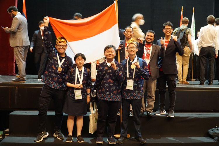 Sebanyak 4 Siswa Indonesia menorehkan prestasi terbaik dengan merebut dua medali emas dan dua medali perunggu di International Biology Olympiad (IBO) 2022.
