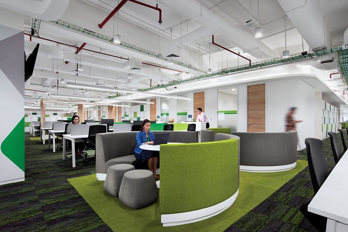 Kantor pintar ini memiliki ruang kerja terbuka (open-plan office). 