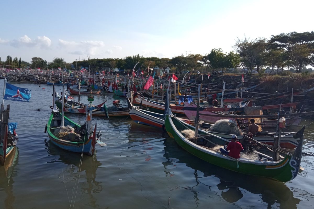 Sejumlah kapal nelayan bersandar di Pelabuhan Muncar, Banyuwangi, Jawa Timur, Minggu (6/6/2021)