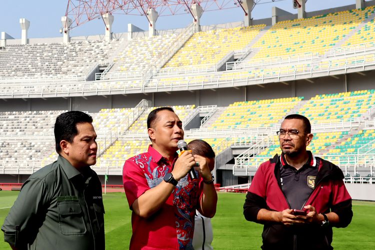 Wali Kota Surabaya Eri Cahyadi saat preskon seusai mendampingi Ketua umum PSSI Erick Thohir  melakukan peninjauan tempat yang digunakan FIFA Matchday antara Indonesia melawan Palestina di Stadion Gelora Bung Tomo Surabaya, Selasa (6/6/2023) pagi.