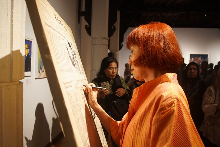 Pameran seni rupa bertajuk ?Kisah dari Palmerah? digelar mulai 29 Oktober sampai 8 November di Bentara Budaya Jakarta, Jakarta Pusat. Dalam keterangan resmi yang diterima, pameran ini menghadirkan karya-karya dari 44 perupa Kompas Gramedia, baik yang masih aktif berkarya maupun yang telah purna tugas.