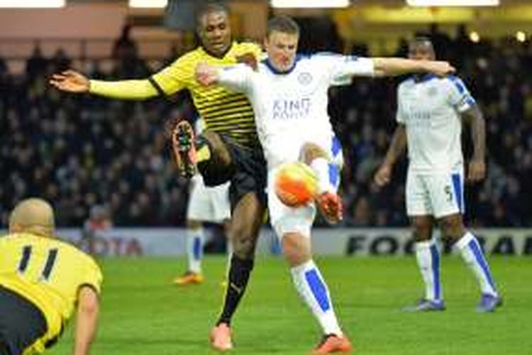 Penyerang Watford, Odion Ighalo (kiri), berupaya merebut bola dari bek Leicester City, Robert Huth, pada laga lanjutan Premier League di Stadion Vicarage Road, Sabtu (5/3/2016).