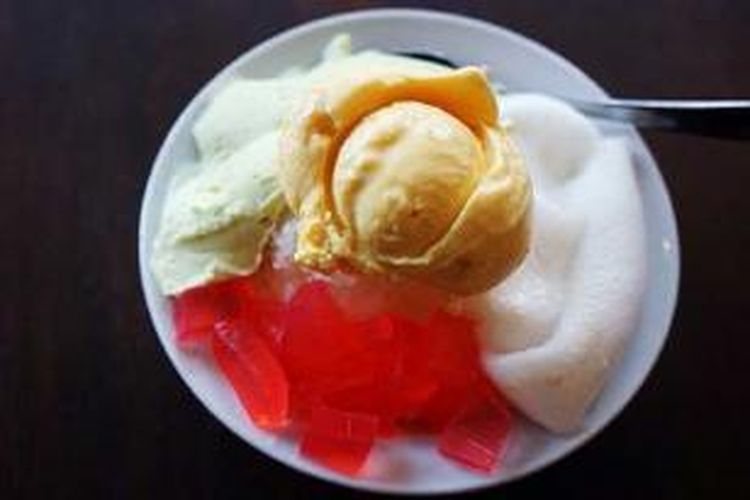 Es Krim Gentong menyajikan aneka rasa khas Indonesia, seperti rasa alpukat, durian, dan nangka.