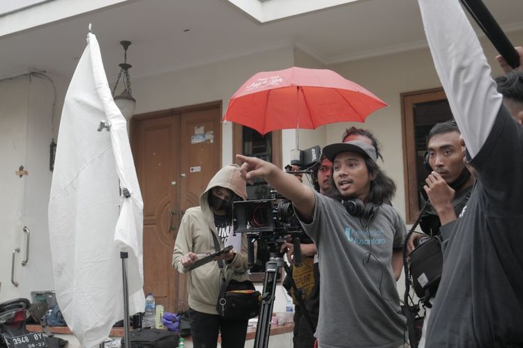 Sutradara asal Semarang, Tries Supardi sedang mengarahkan pemain saat proses produksi film. (Dok. Tries Supardi)