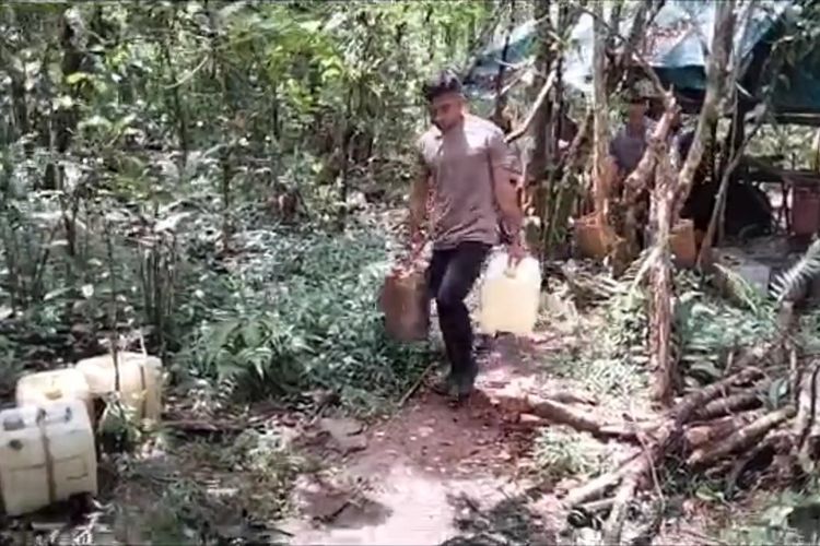 Anggota Polres Buton, Sulawesi Tenggara, menggerebek lokasi produksi minuman keras (miras) tradisional di hutan Desa Wining, Kecamatan Pasarwajo, Kabupaten Buton.
