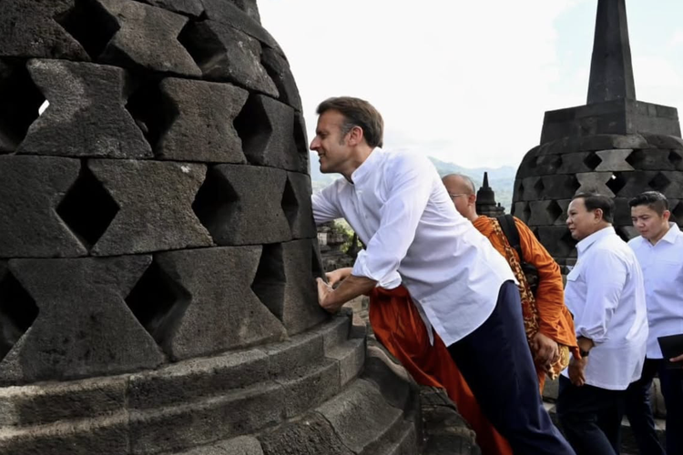 Fadli Zon Cerita Presiden Macron Berhasil Gapai Patung Buddha di Stupa Candi Borobudur