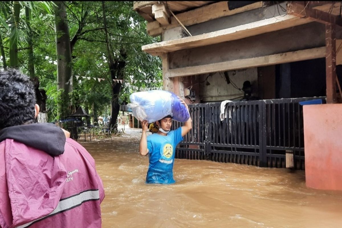 Hujan yang mengguyur wilayah DKI Jakarta sejak Jumat (18/2/2021) dini hari membuat Kelurahan Cipinang Melayu, Jakarta Timur, tergenang banjir.