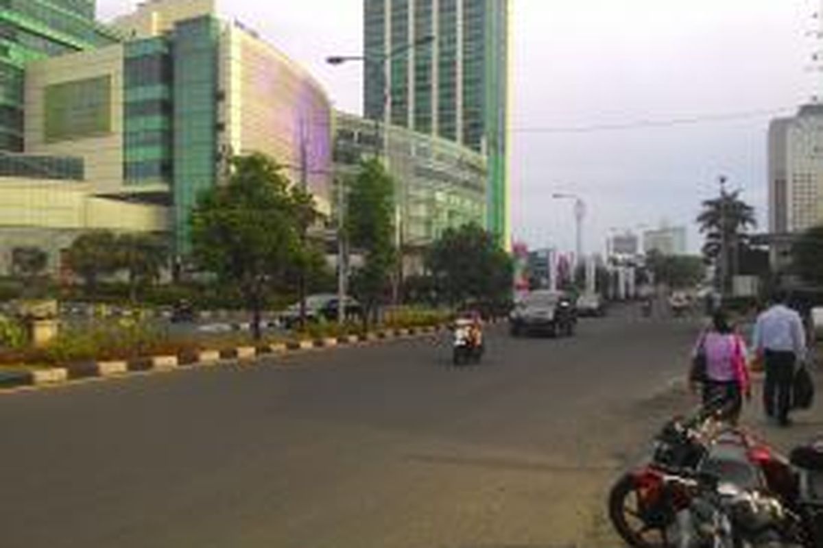 Jalan Asia-Afrika, Senayan, terpantau lengang pada Kamis (23/4/2015) pagi.