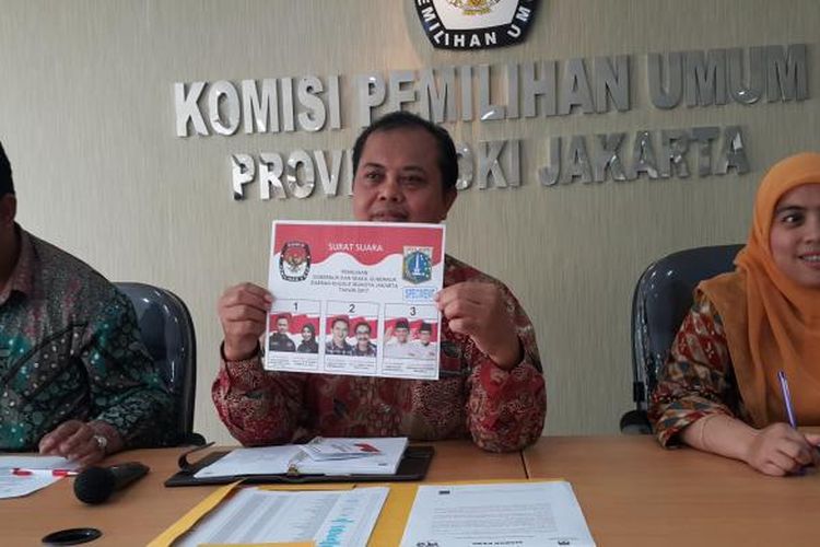 Komisi Pemilihan Umum (KPU) DKI Jakarta merilis surat suara pada Pilkada DKI Jakarta 2017 di Kantor KPU DKI, Jalan Salemba Raya, Jakarta Pusat, Rabu (11/1/2017). 