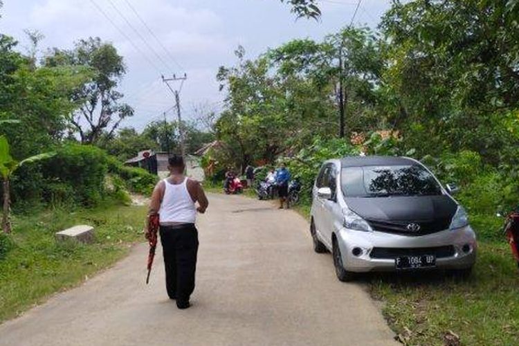 Calon kades yang mengamuk sambil membawa senapan saat mendatangi rumah anggota DPRD di Sukabumi, Jawa Barat, Senin (20/3/2023).