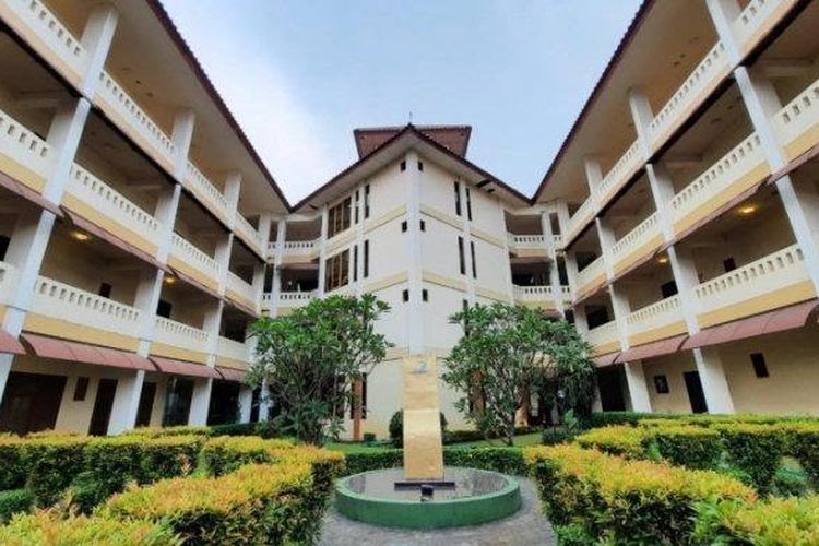 Asrama Mahasiswa UI/Wisma Makara 2 dioperasikan oleh Pemerintah Kota Depok sebagai tempat karantina mandiri pasien Covid-19 dengan kapasitas 400 tempat tidur.