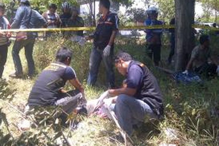 Tim identifikasi Polrestabes Surabaya memeriksa jenazah yang ditemukan di kawasan Bundaran Waru, Surabaya, Jawa Timur, Rabu (16/10/2013).