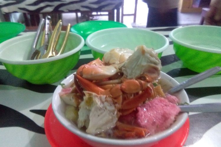 Sop Kepiting di Wakton Sako di Desa Tanjong Minje, Kecamatan Madat, Kabupaten Aceh Timur, Kamis (20/12/2018).