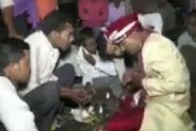 Potongan gambar video yang memperlihatkan mempelai pria bernama Sunil Verma meringis kesakitan sambil memegang dadanya setelah ditembak di saat melaksanakan ritual pernikahan pada Minggu (29/4/2018).