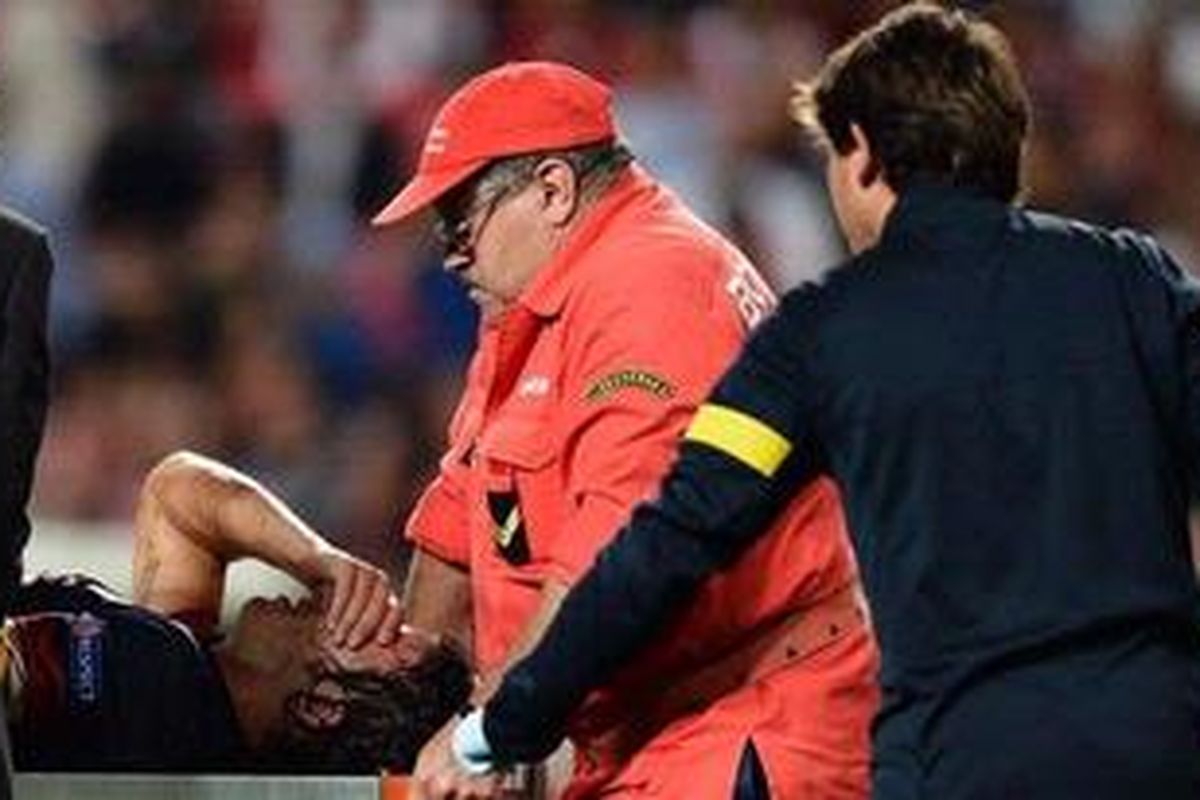 Kapten Barcelona, Carls Puyol, ditandu keluar lapangan karena mengalami cedera, pada pertandingan fase grup Liga Champions, di Estadio Da Luz, Selasa (2/10/2012).