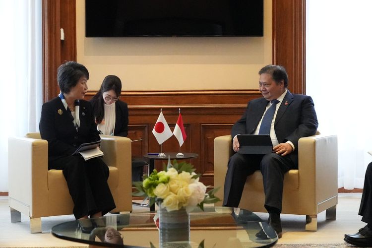 Menko Perekonomian Indonesia Airlangga Hartarto bertemu dengan Menlu Jepang Yoko Kamikawa di sela-sela acara OECD MCM 2024 di Paris, Prancis, Kamis (2/5/2024).
