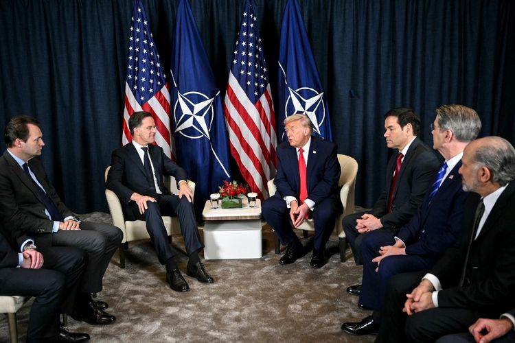 Presiden AS Donald Trump berbicara dengan Sekretaris Jenderal NATO Mark Rutte di samping Menteri Luar Negeri AS Marco Rubio, Menteri Keuangan AS Scott Bessent, dan Menteri Perdagangan AS Howard Lutnick selama pertemuan bilateral di sela-sela pertemuan tahunan Forum Ekonomi Dunia (WEF) di Davos pada 21 Januari 2026. 