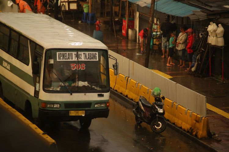 Sejumlah angkutan umum melintas di Jalan Jati Baru, Tanah Abang, Jakarta, Kamis (08/02/2018). Pemprov DKI Jakarta hanya memperbolehkan angkot Tanah Abang melintasi Jalan Jatibaru Raya, Jakarta Pusat mulai pukul 15.00-08.00.