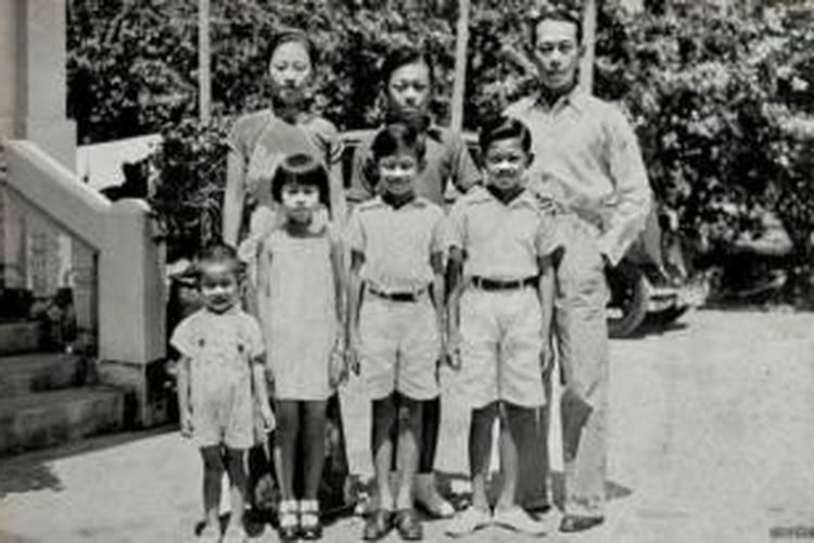 Dalam foto keluarga, Lee Kuan Yew di usia 13, diapit ibunya Chua Jum Neo dan ayahnya Lee Chin Koon