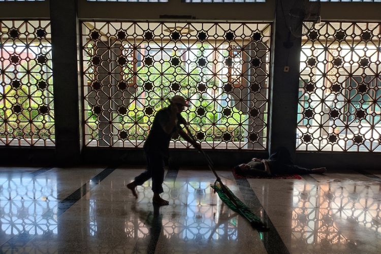 Waskim (73) marbut Masjid Raya At-Taqwa Cirebon membersihkan lantai masjid Rabu (20/3/2024) siang. Dia yang telah pensiun memilih tetap menjadi marbut dan ingin menghabiskan sisa usia di masjid