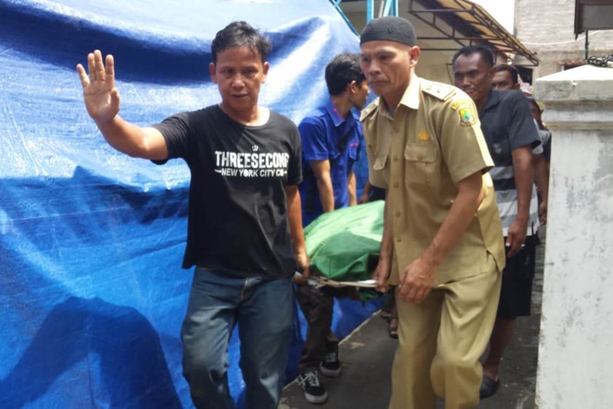 JENAZAH Hamim Hardiansyah (47), Ketua KPPS 31, Pasarean, Kelurahan Pamoyanan, Kab. Cianjur, Jawa Barat saat dibawa ke rumah duka dari RSUD Sayang, Cianjur, Selasa (23/04/2019). Hamim meninggal dunia karena kelelahan usai bertugas di TPS.