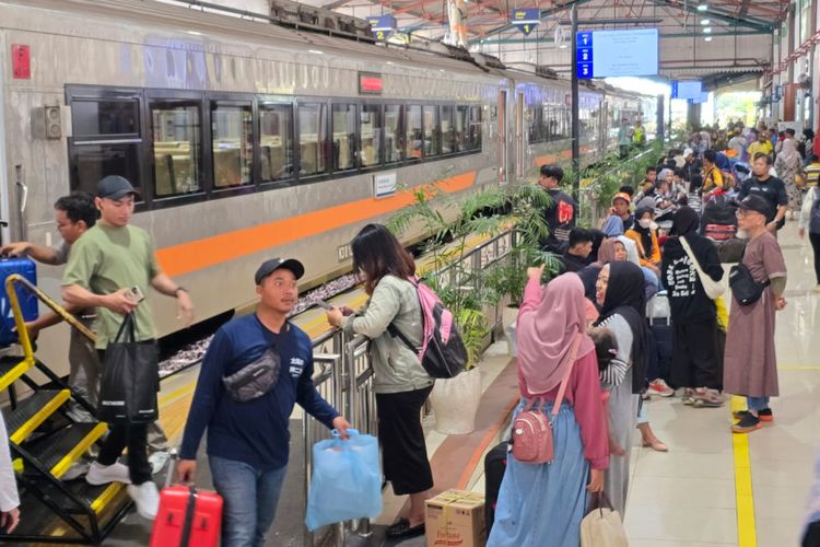 Pemudik tiba di Stasiun Madiun di Kota Madiun, Jawa Timur, Sabtu (29/3/2025).
