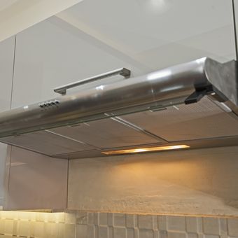 tips memilih cooker hood, Ilustrasi range hood atau pengisap asap dapur.