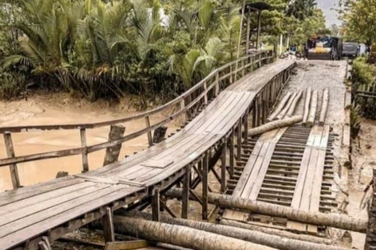 Jembatan Parit 16 di Desa Pulau Kecil, Kecamatan Reteh, Kabupaten Indragiri Hilir (Inhil), Riau.