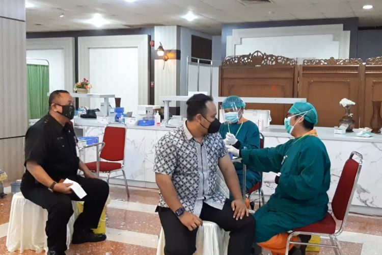 Pelaksanaan vaksinasi gelombang II bagi pelayanan publik tengah berlangsung di Gedung Gradhika Bhakti Praja, Provinsi Jawa Tengah pada Senin (22/2/2021) sejak pukul. 07.30 WIB.